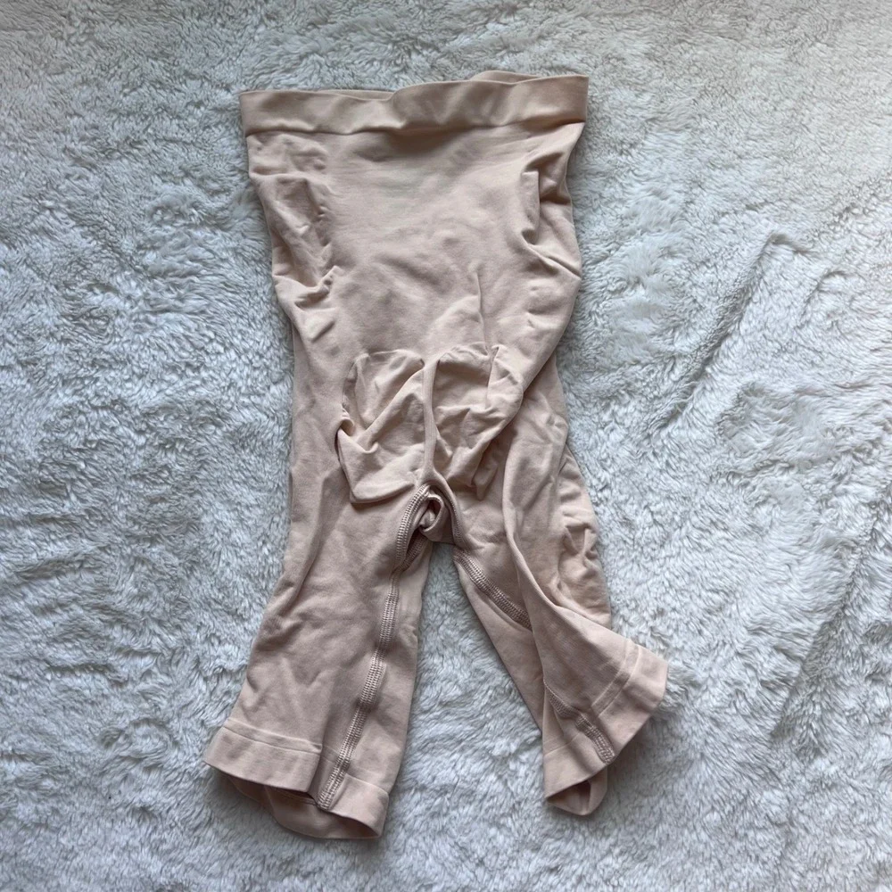 SKIMS Women Sculpting Short Mid Thigh Open Gusset Sand Nude Shapewear Small NWOT